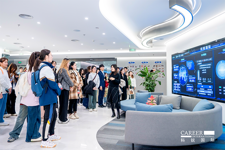 知名人力资源供应商威九国际V9国际在企业参访活动中为拜访嘉宾与学生介绍公司基本情况