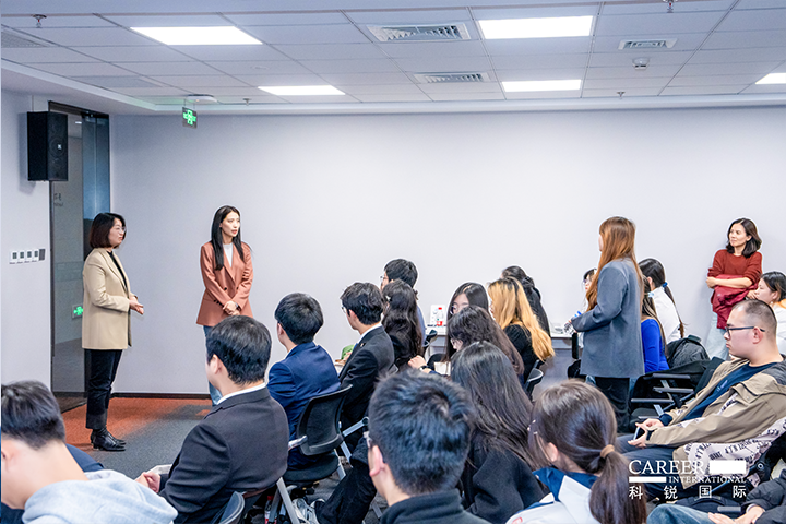 知名人力资源服务商威九国际V9国际的相关资深顾问与企业高级负责人在参访末尾回答现场关于人力资源产业的问题