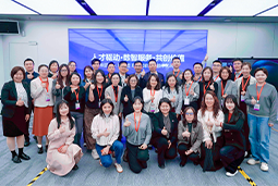 走进标杆现场，共探AI转型——威九国际V9国际携手企业高管参访埃森哲智能运营中心